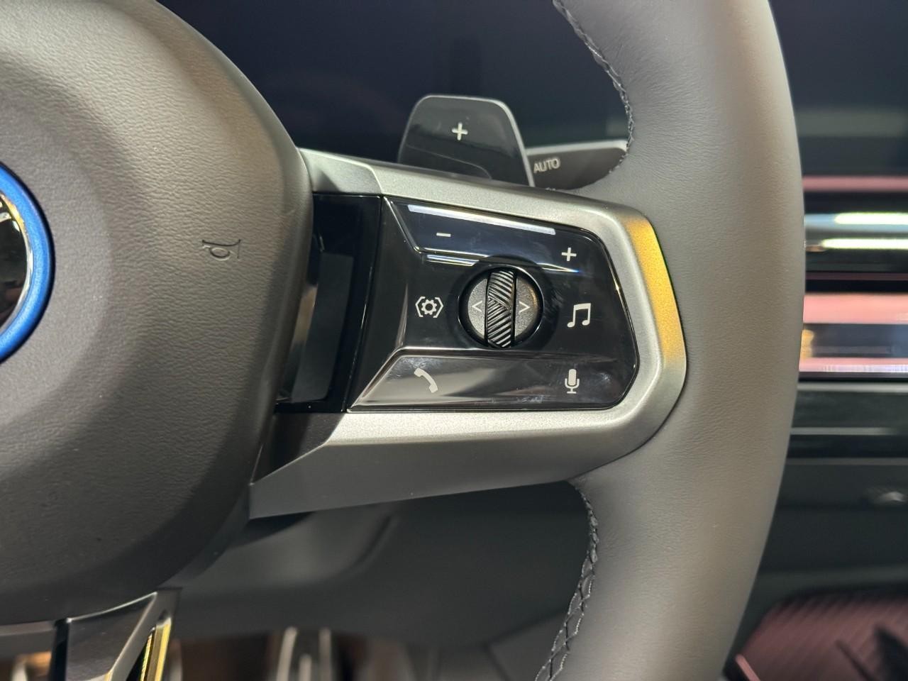 BMW 5 Series Vehicle Full-screen Gallery Image 31