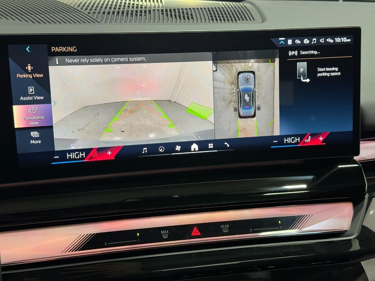 BMW 5 Series Vehicle Full-screen Gallery Image 33