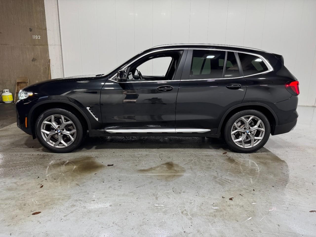 BMW X3 Vehicle Full-screen Gallery Image 2