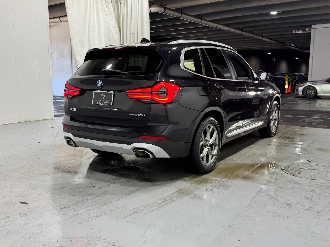 BMW X3 Vehicle Full-screen Gallery Image 4