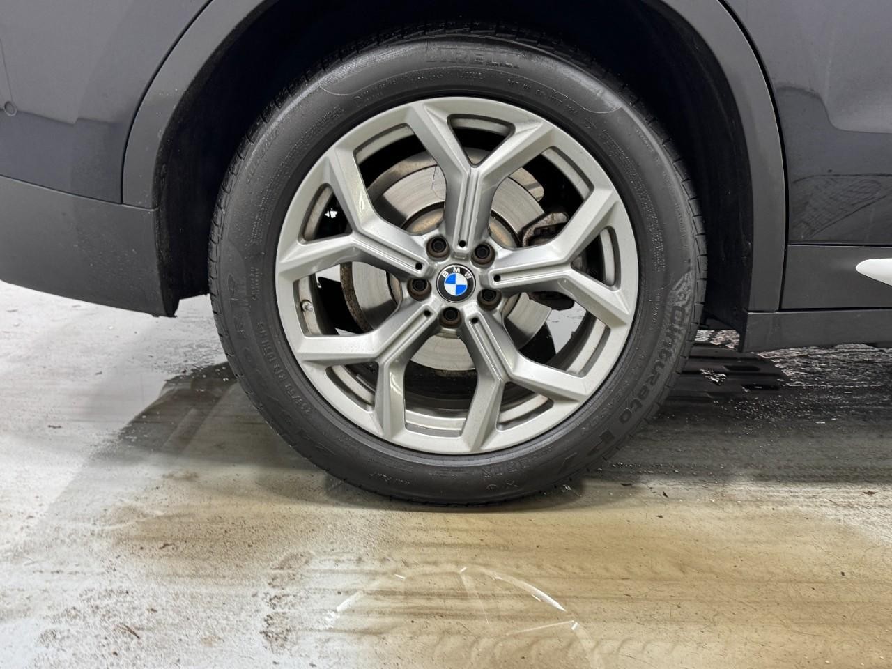 BMW X3 Vehicle Full-screen Gallery Image 5