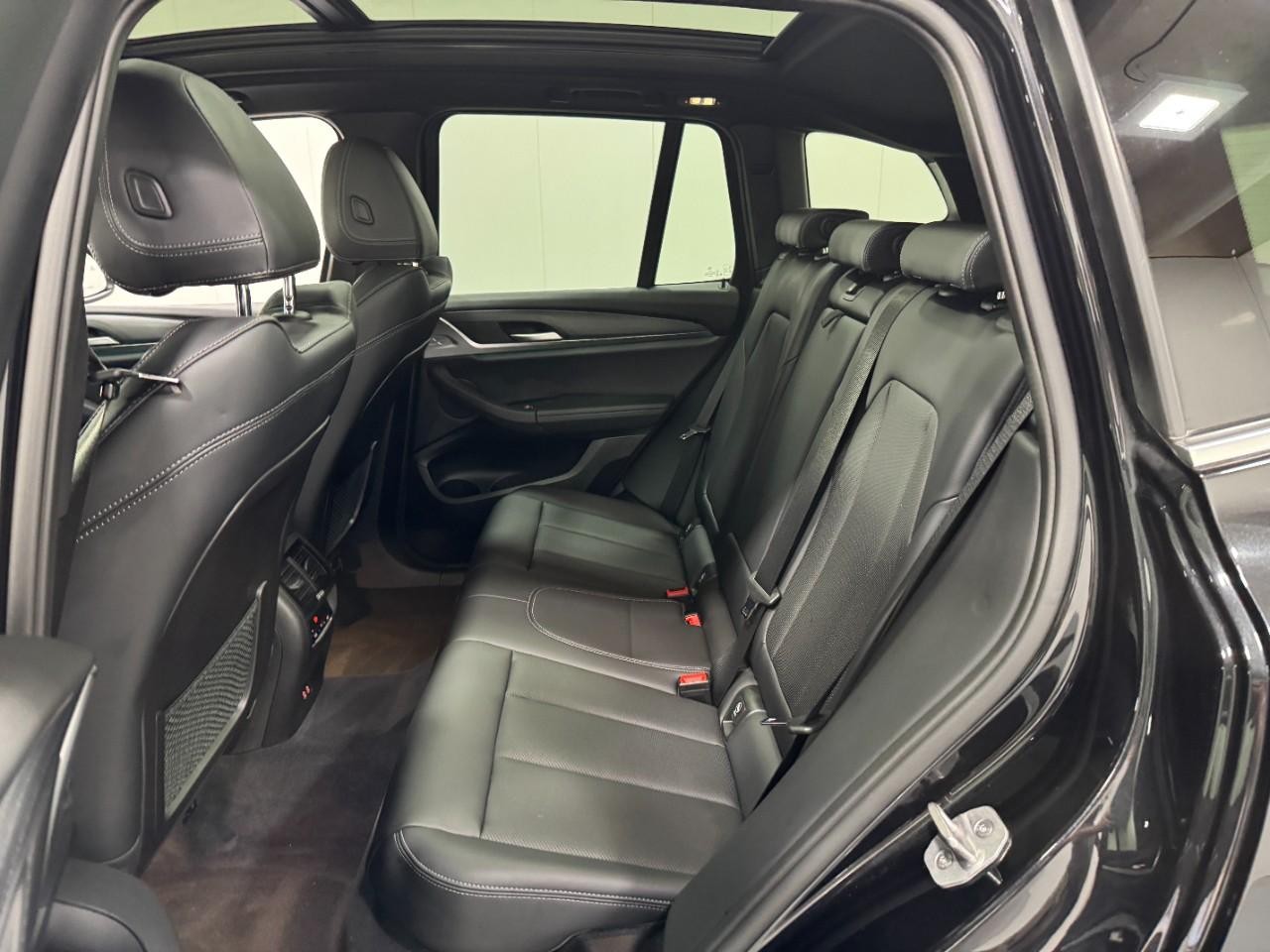 BMW X3 Vehicle Full-screen Gallery Image 8