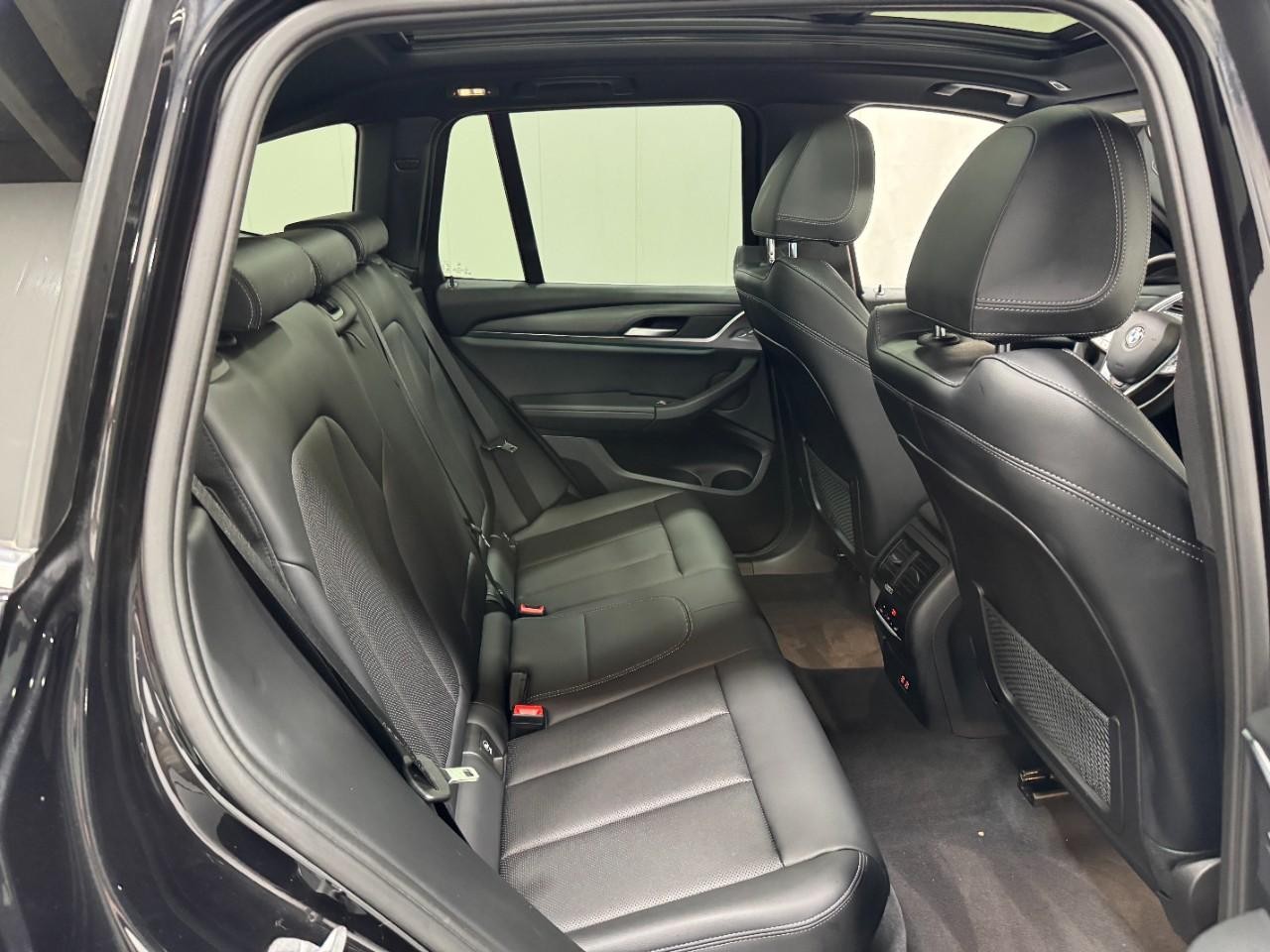 BMW X3 Vehicle Full-screen Gallery Image 10