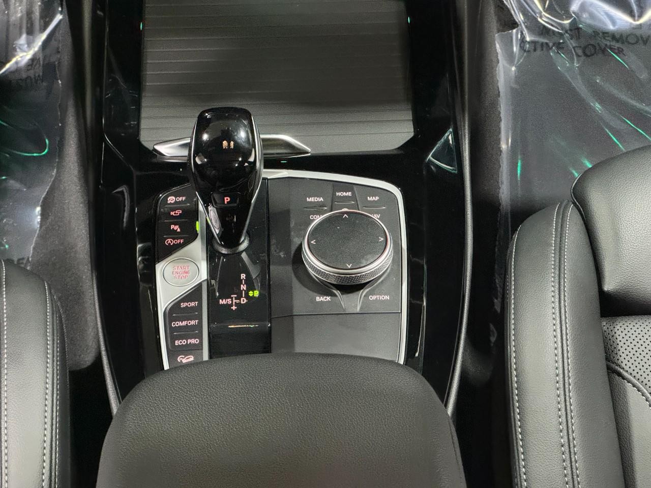 BMW X3 Vehicle Full-screen Gallery Image 17