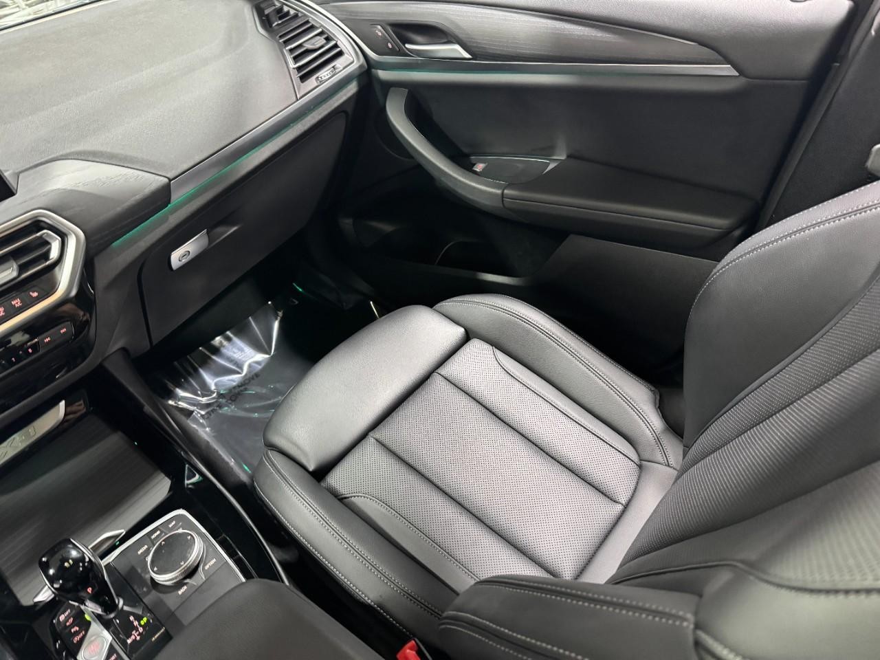 BMW X3 Vehicle Full-screen Gallery Image 18