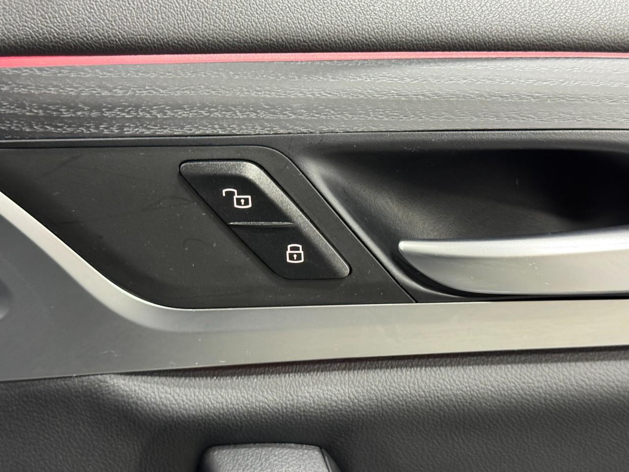 BMW X3 Vehicle Full-screen Gallery Image 22