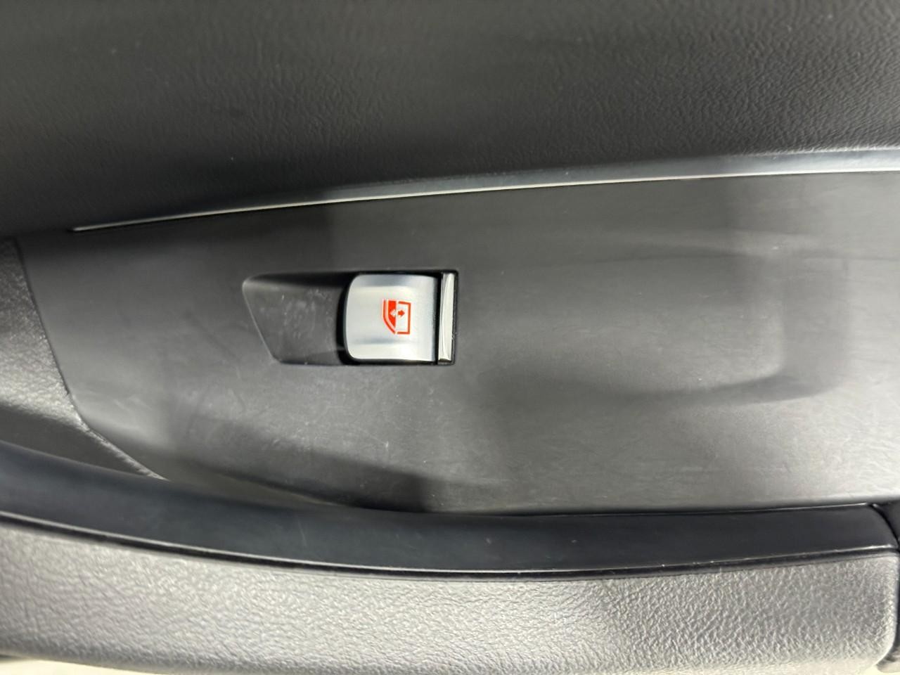 BMW X3 Vehicle Full-screen Gallery Image 23