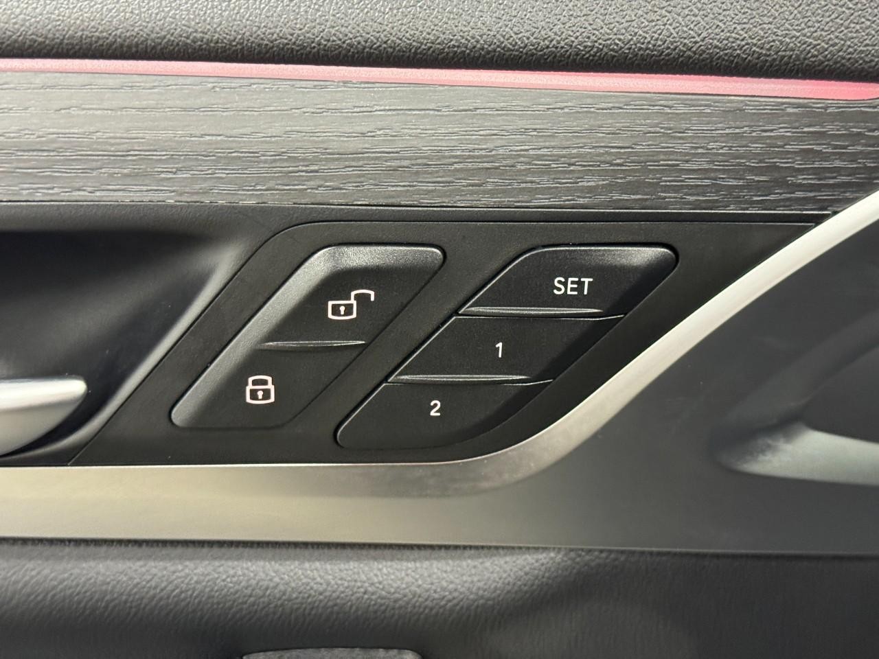 BMW X3 Vehicle Full-screen Gallery Image 24