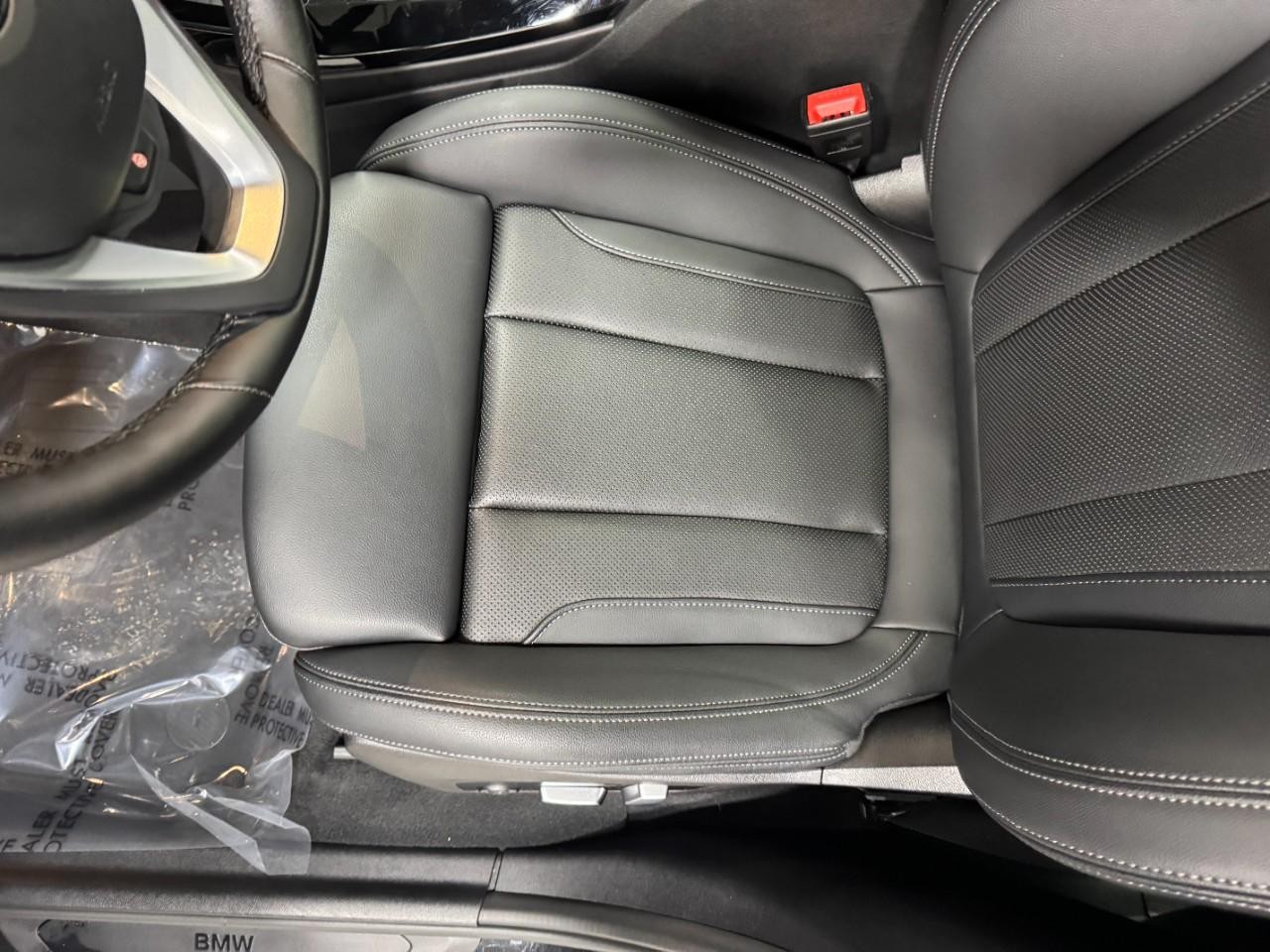 BMW X3 Vehicle Full-screen Gallery Image 27