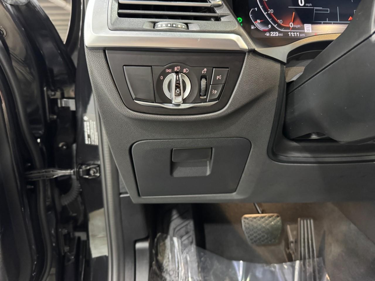 BMW X3 Vehicle Full-screen Gallery Image 29