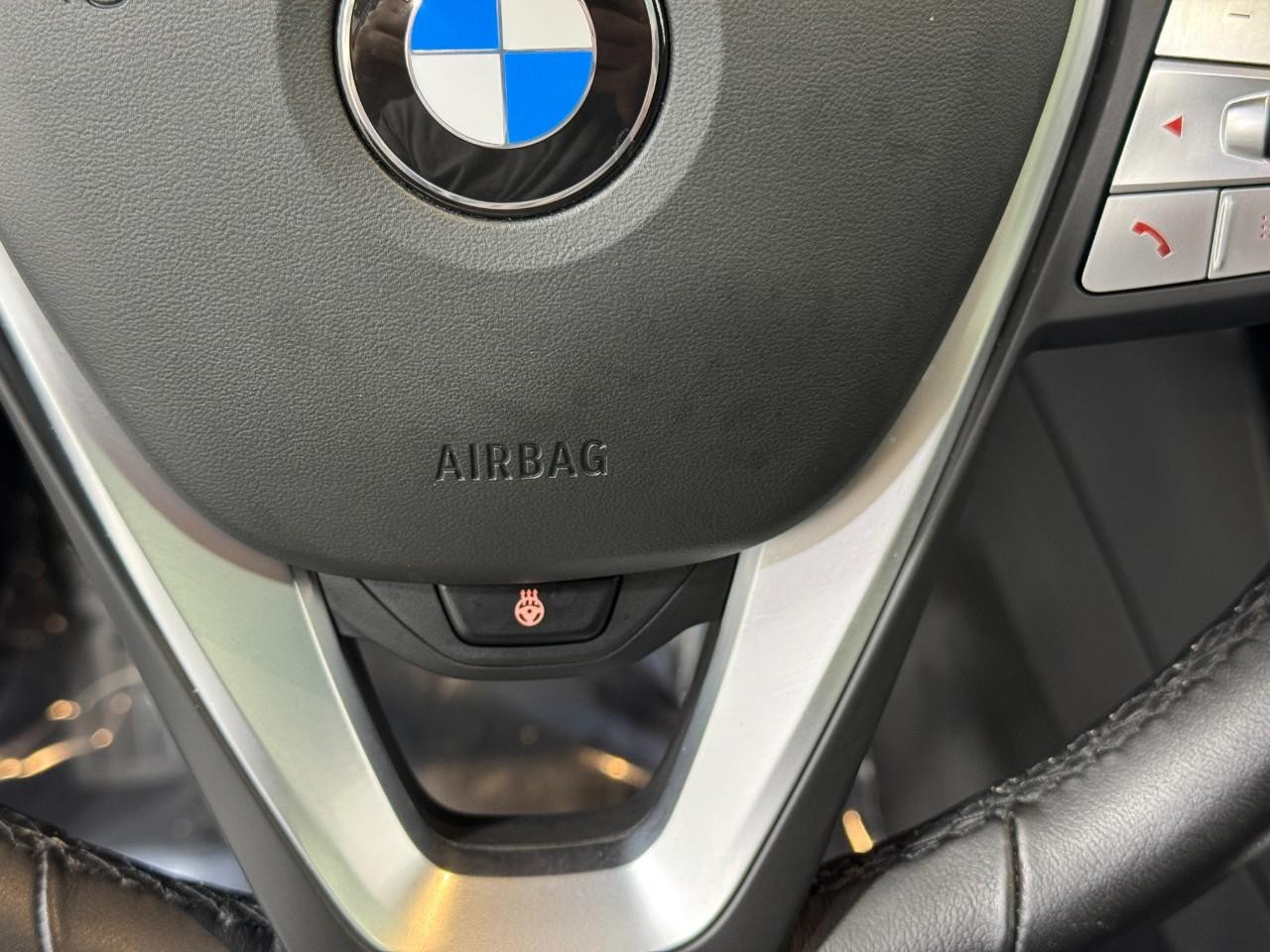 BMW X3 Vehicle Full-screen Gallery Image 32