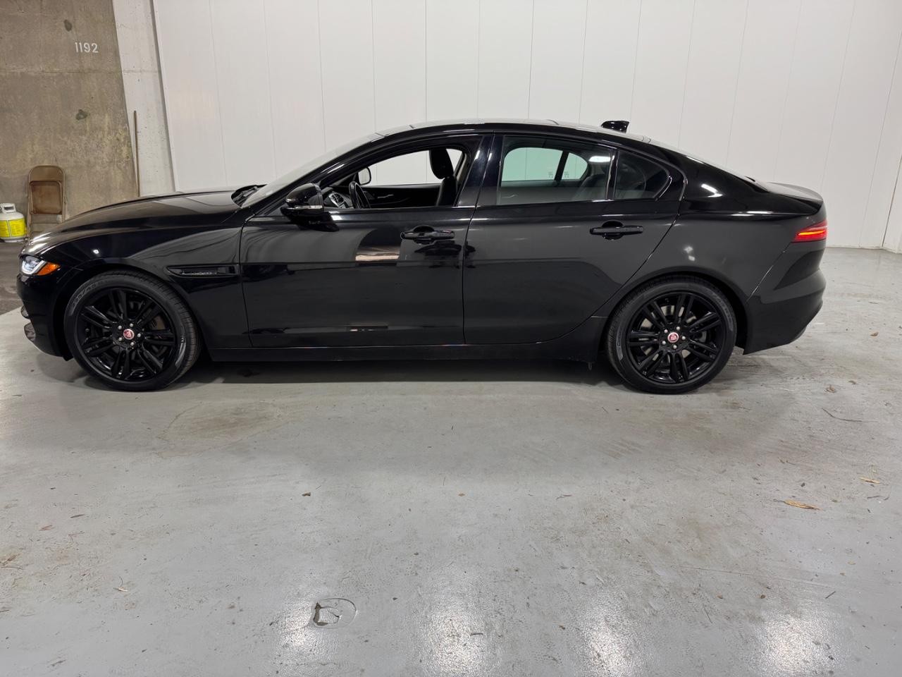 Jaguar XE Vehicle Full-screen Gallery Image 2