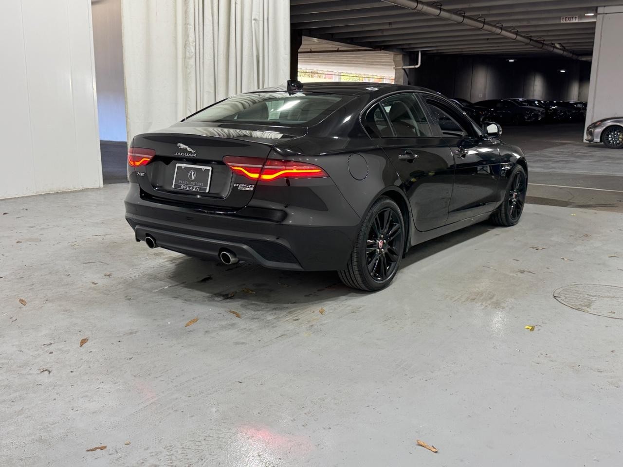 Jaguar XE Vehicle Full-screen Gallery Image 4