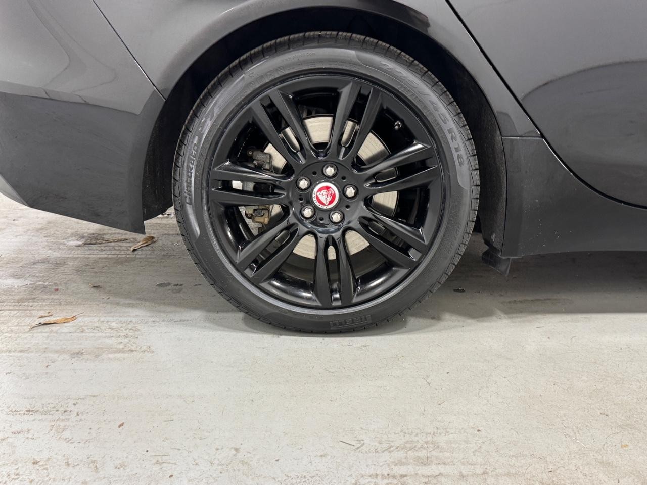 Jaguar XE Vehicle Full-screen Gallery Image 5