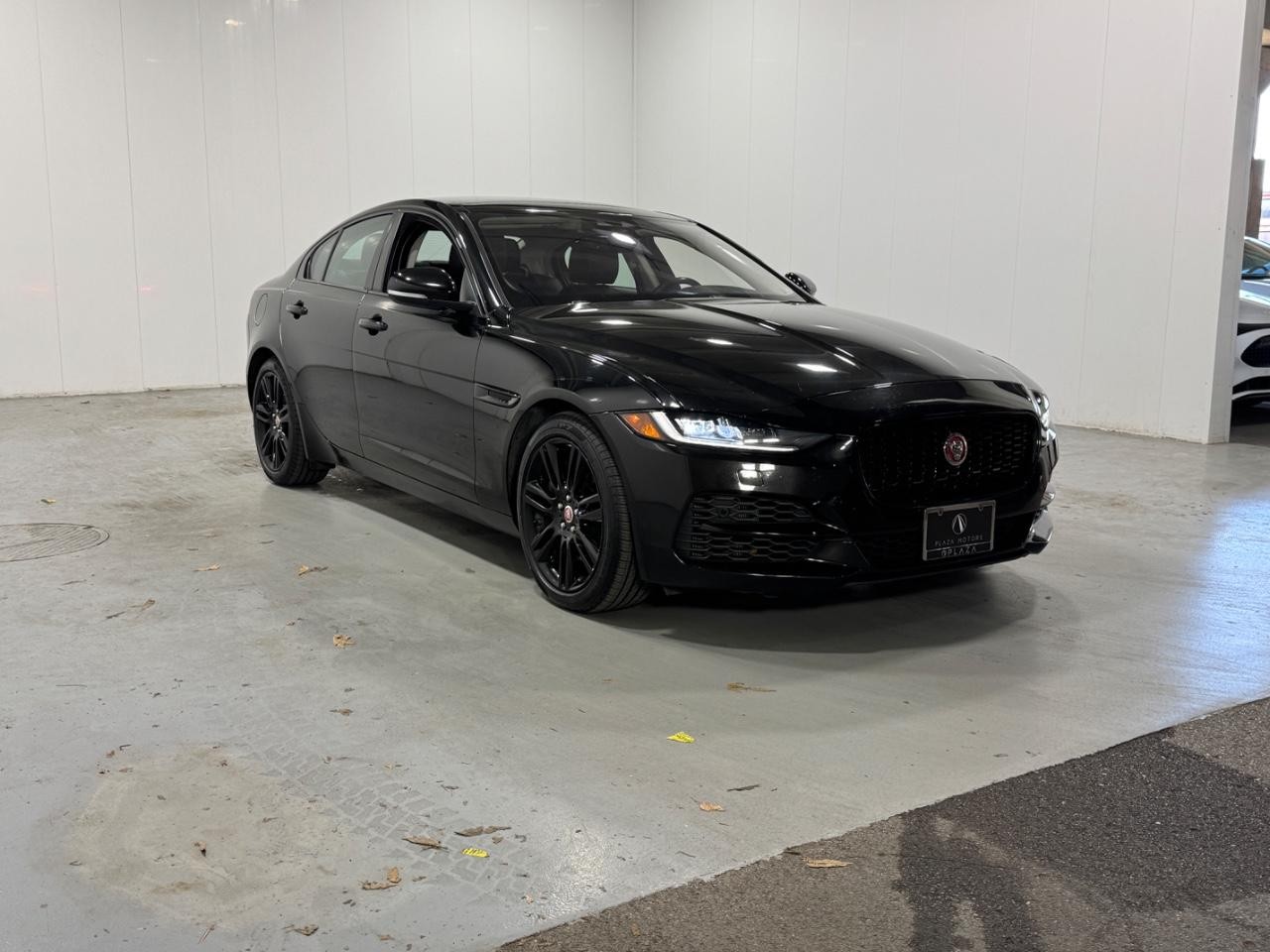 Jaguar XE Vehicle Full-screen Gallery Image 6