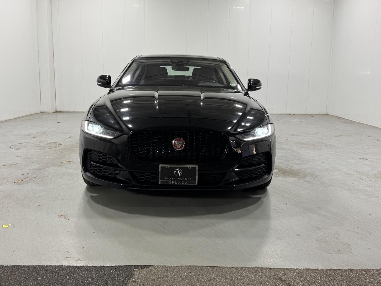 Jaguar XE Vehicle Full-screen Gallery Image 7