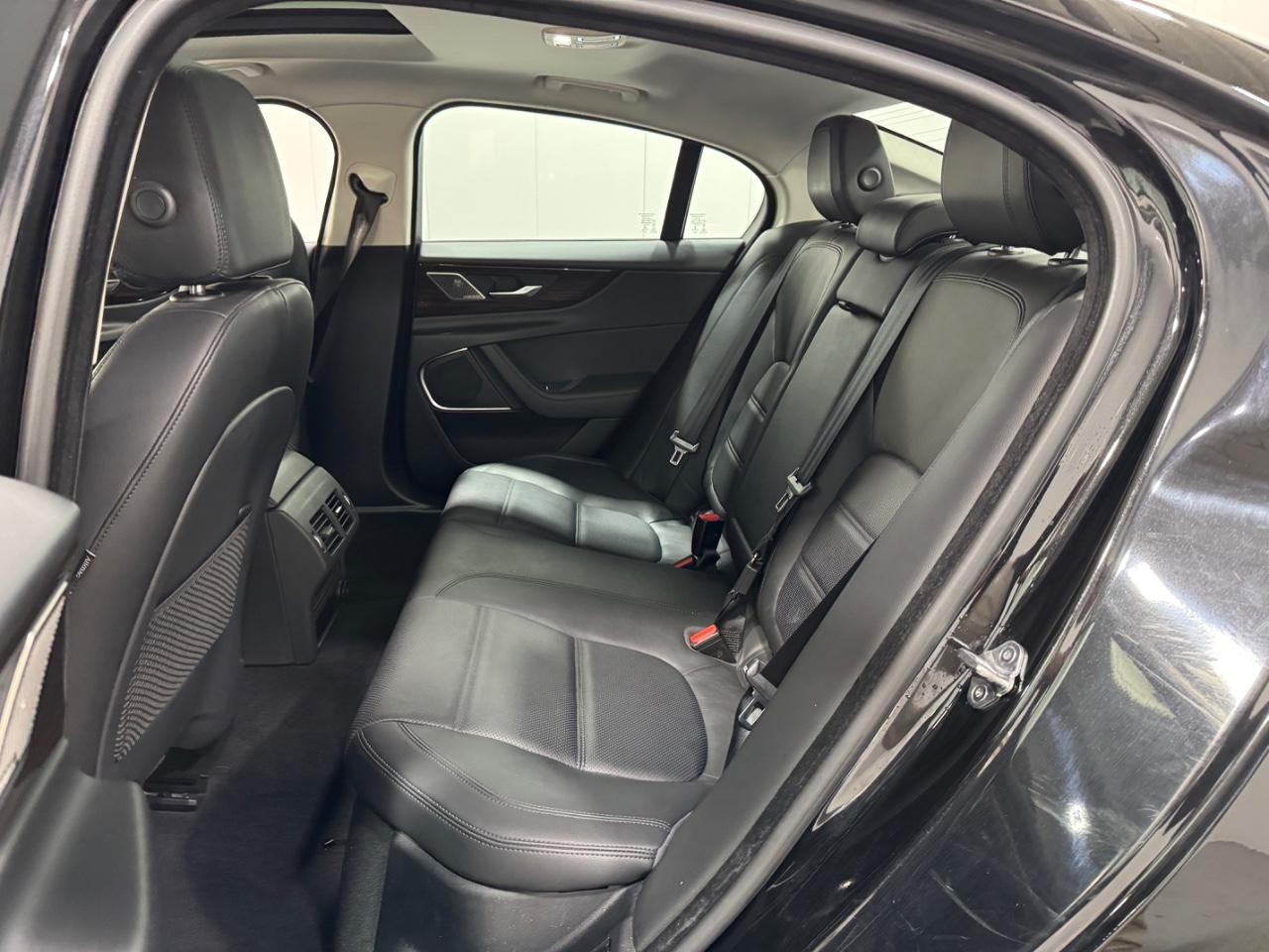 Jaguar XE Vehicle Full-screen Gallery Image 8