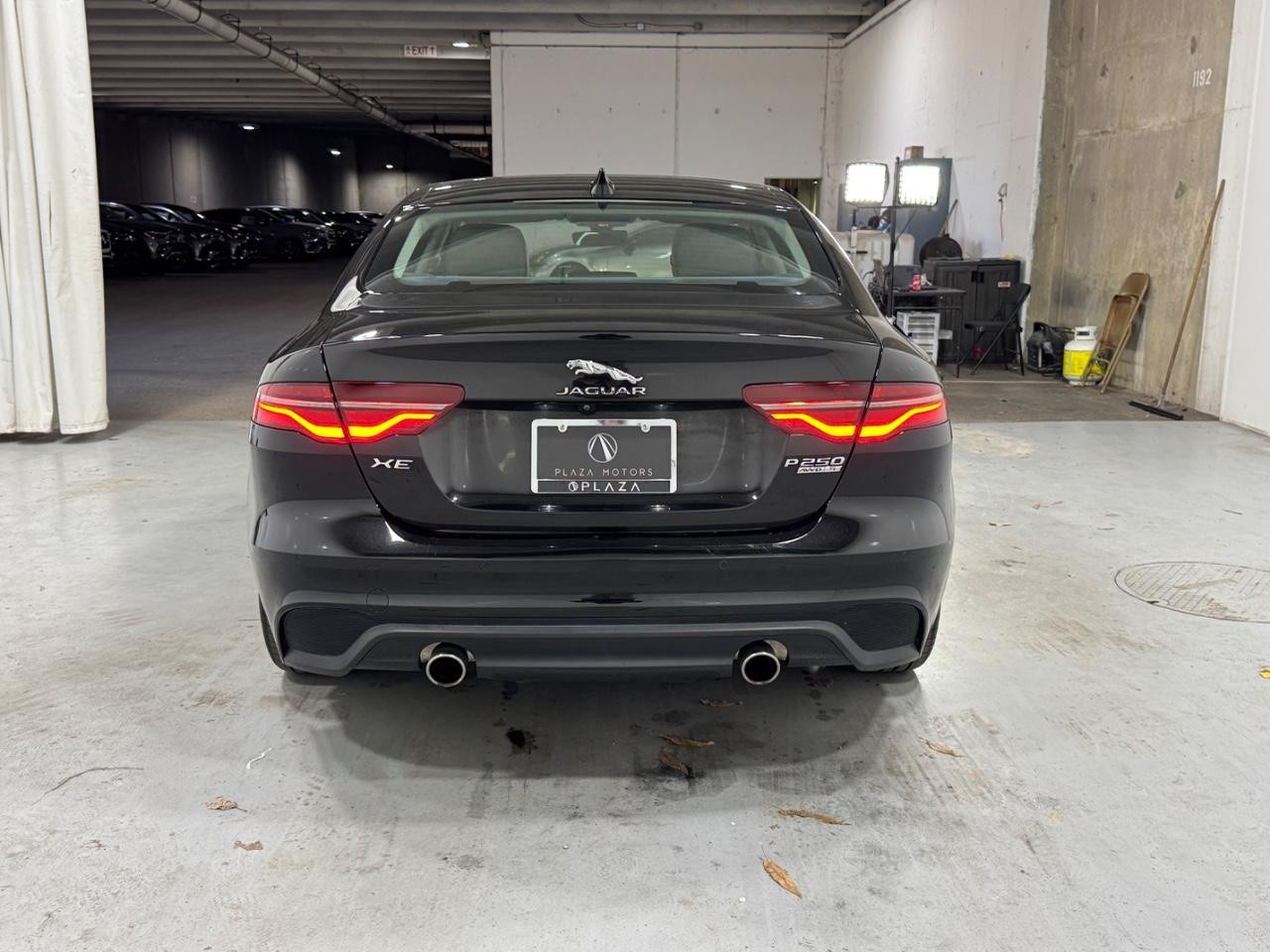 Jaguar XE Vehicle Full-screen Gallery Image 9