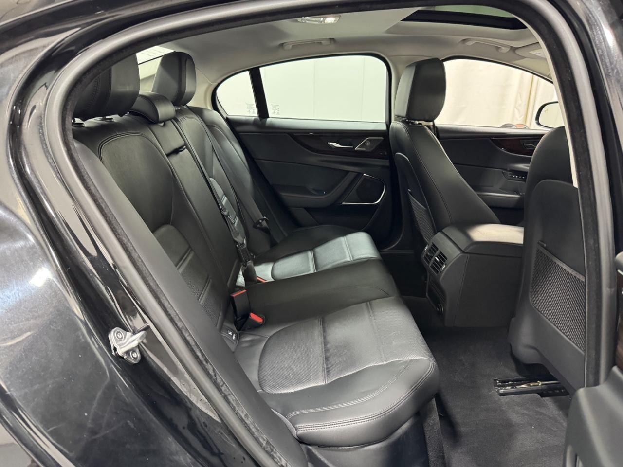 Jaguar XE Vehicle Full-screen Gallery Image 10