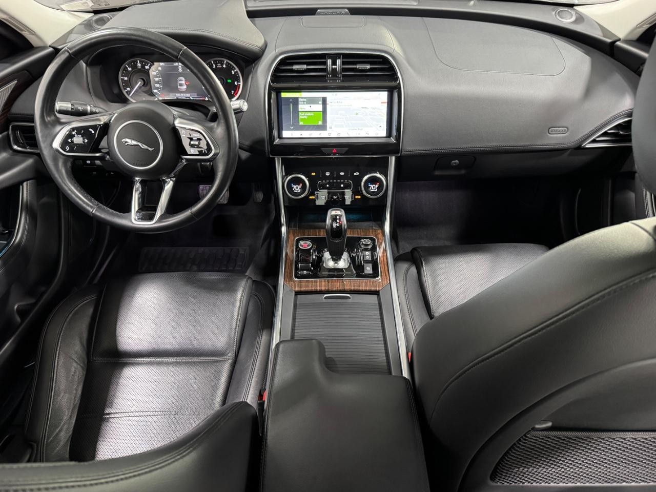 Jaguar XE Vehicle Full-screen Gallery Image 12