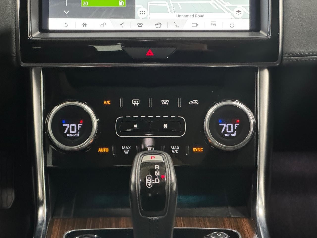 Jaguar XE Vehicle Full-screen Gallery Image 15