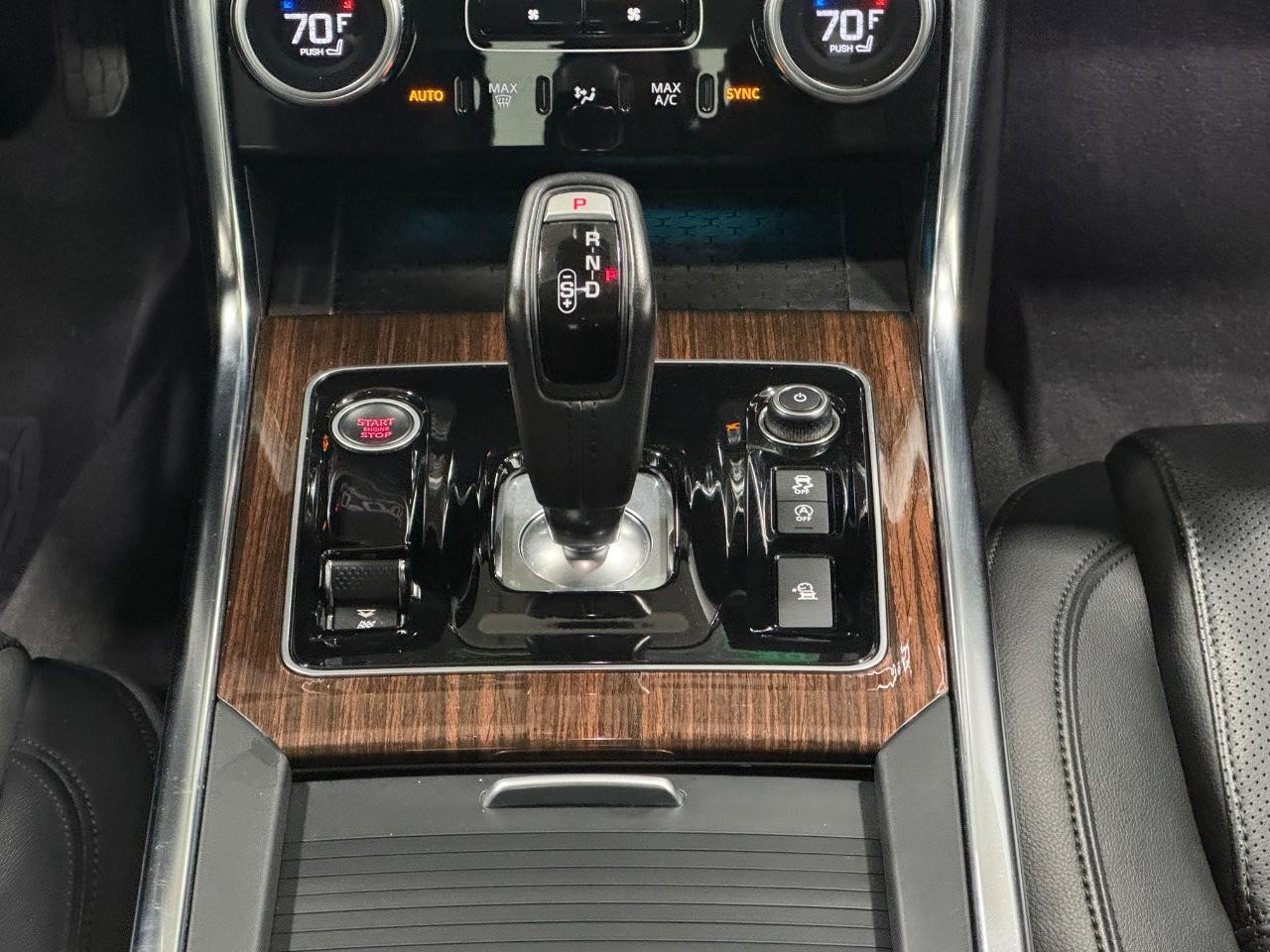 Jaguar XE Vehicle Full-screen Gallery Image 16