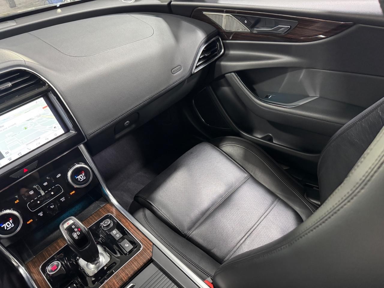 Jaguar XE Vehicle Full-screen Gallery Image 17