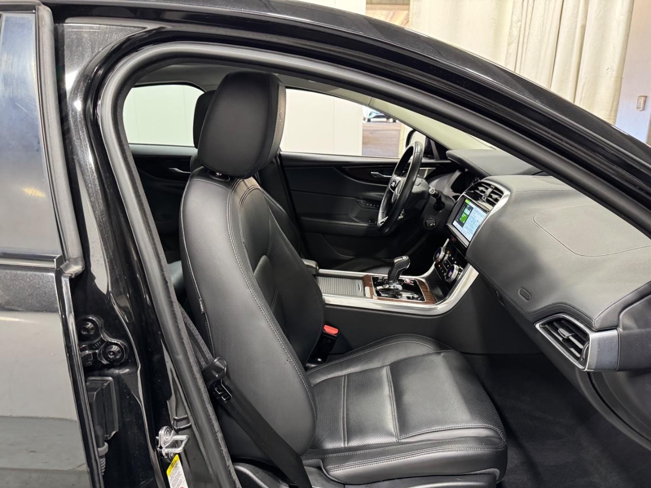 Jaguar XE Vehicle Full-screen Gallery Image 18