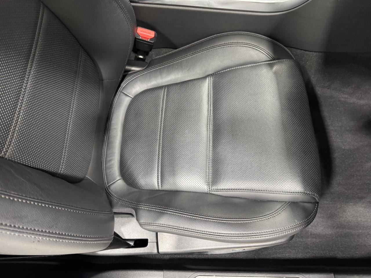 Jaguar XE Vehicle Full-screen Gallery Image 19