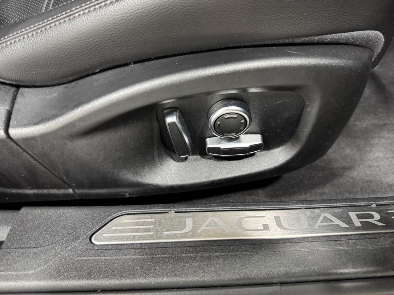 Jaguar XE Vehicle Full-screen Gallery Image 20