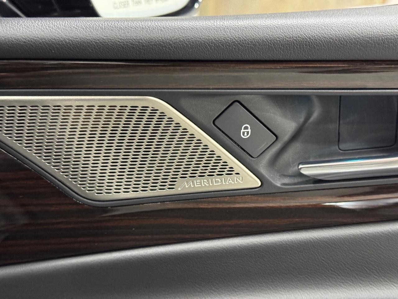 Jaguar XE Vehicle Full-screen Gallery Image 21