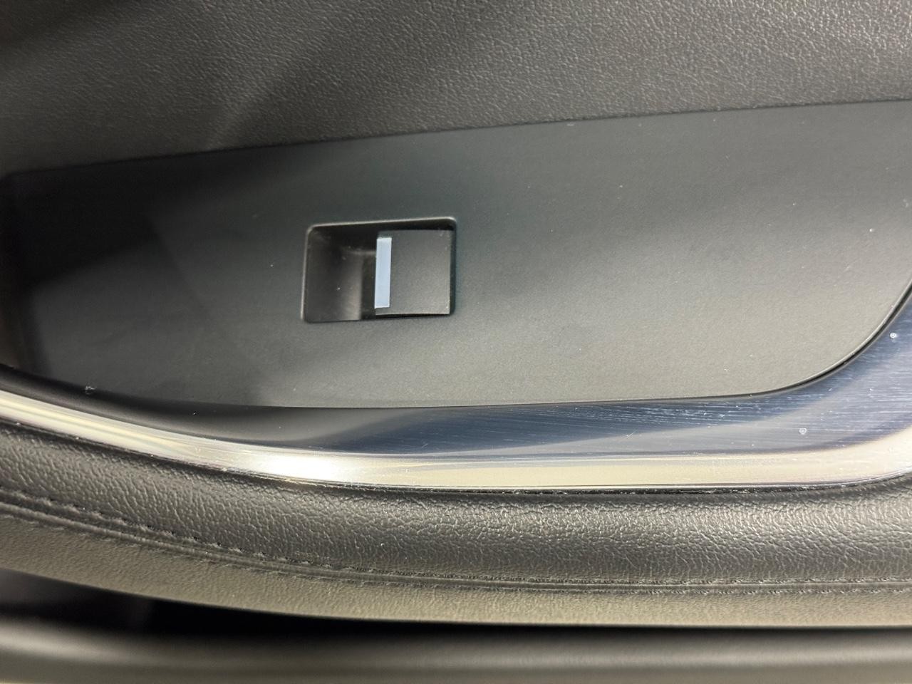 Jaguar XE Vehicle Full-screen Gallery Image 22