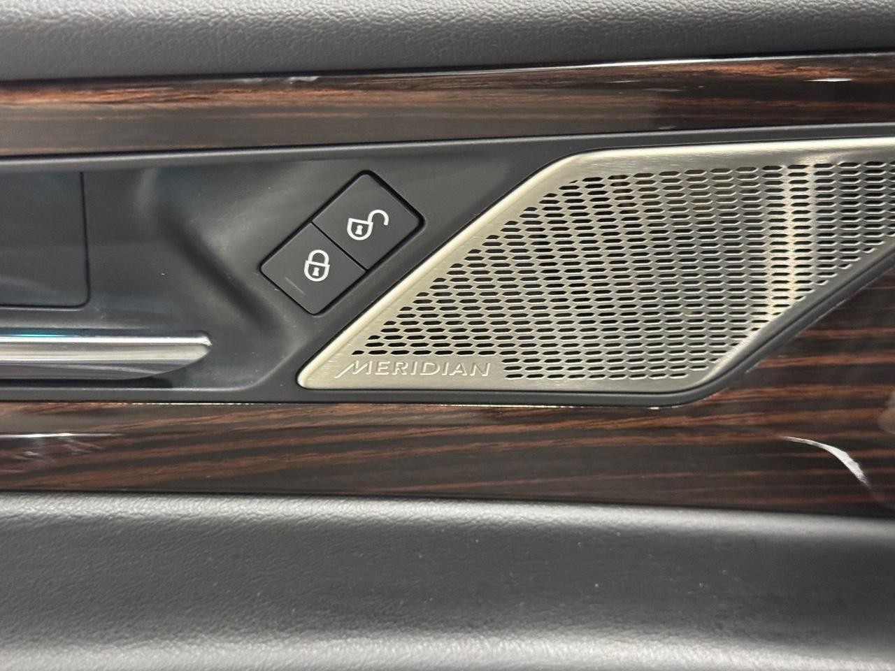 Jaguar XE Vehicle Full-screen Gallery Image 23