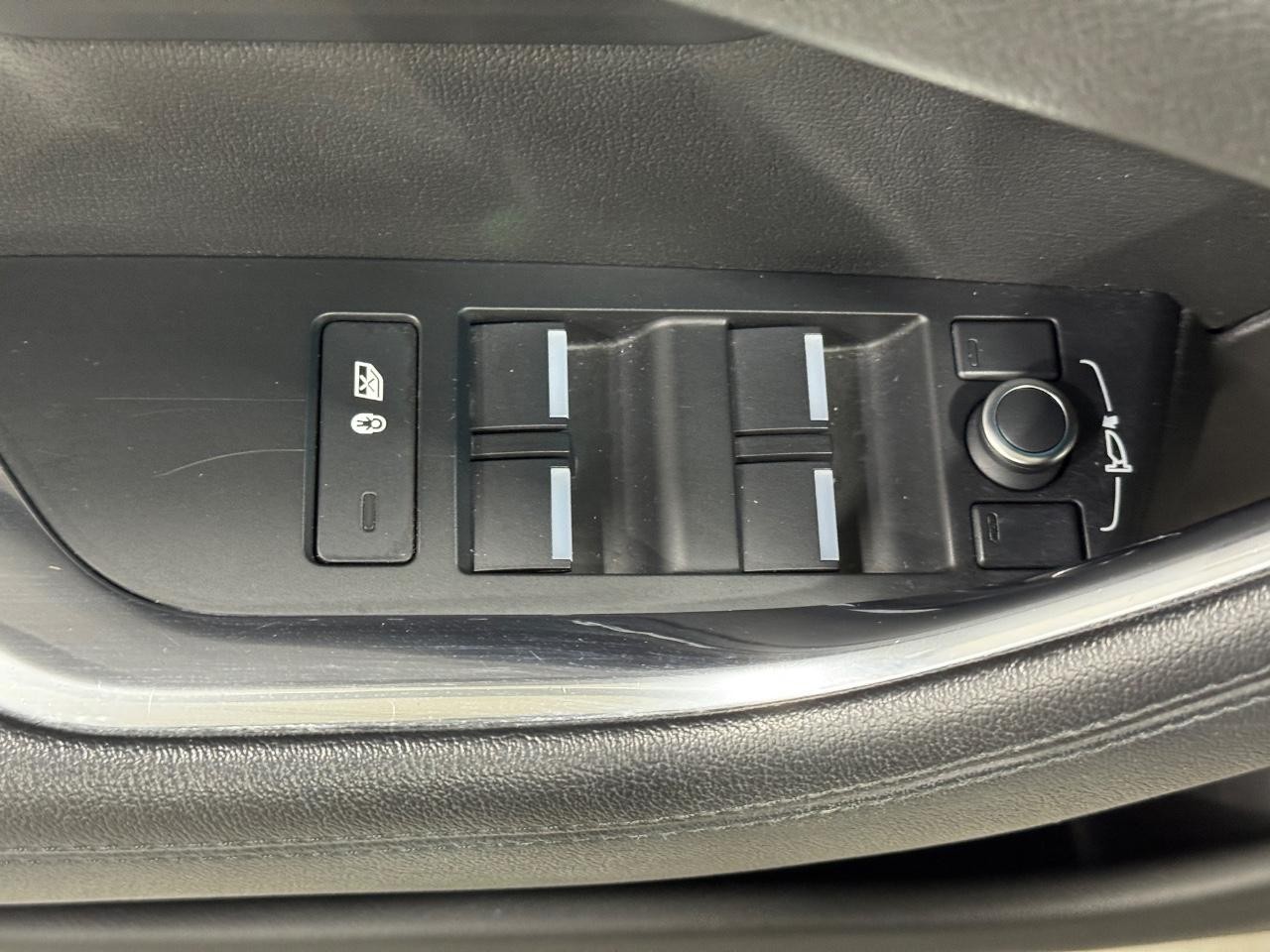 Jaguar XE Vehicle Full-screen Gallery Image 25