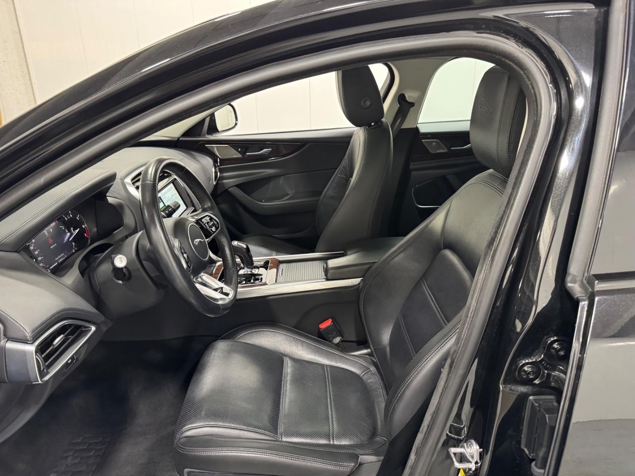 Jaguar XE Vehicle Full-screen Gallery Image 26