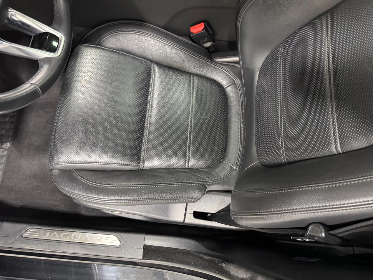 Jaguar XE Vehicle Full-screen Gallery Image 27