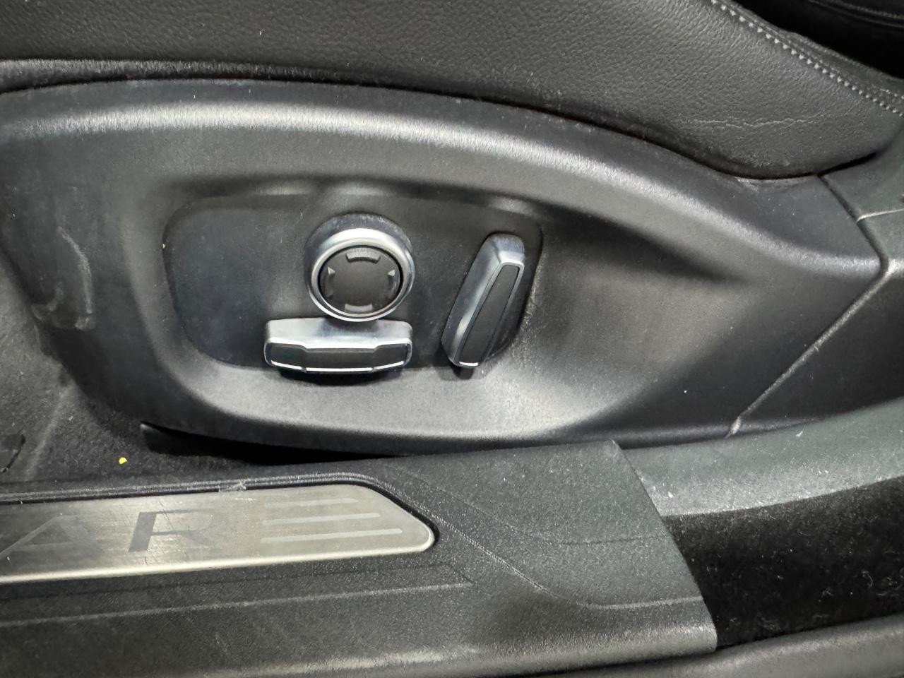 Jaguar XE Vehicle Full-screen Gallery Image 28