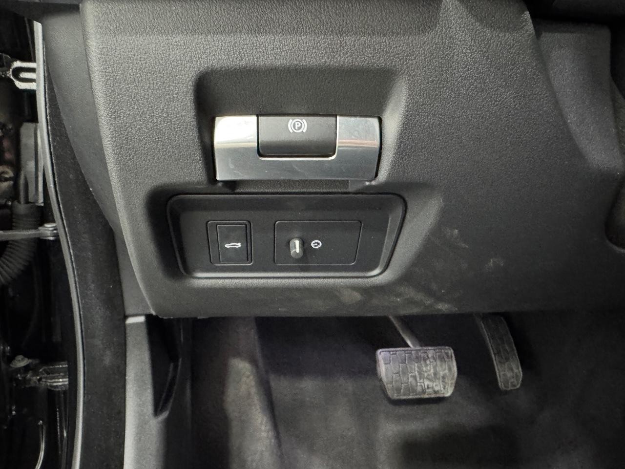 Jaguar XE Vehicle Full-screen Gallery Image 29