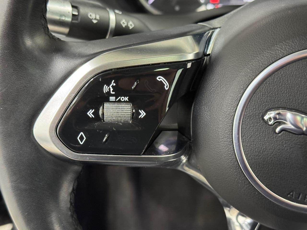 Jaguar XE Vehicle Full-screen Gallery Image 30