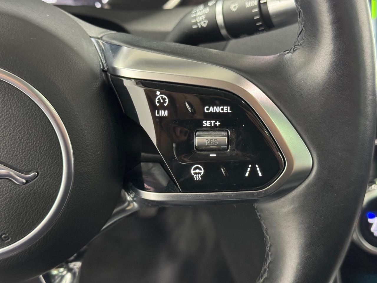 Jaguar XE Vehicle Full-screen Gallery Image 31