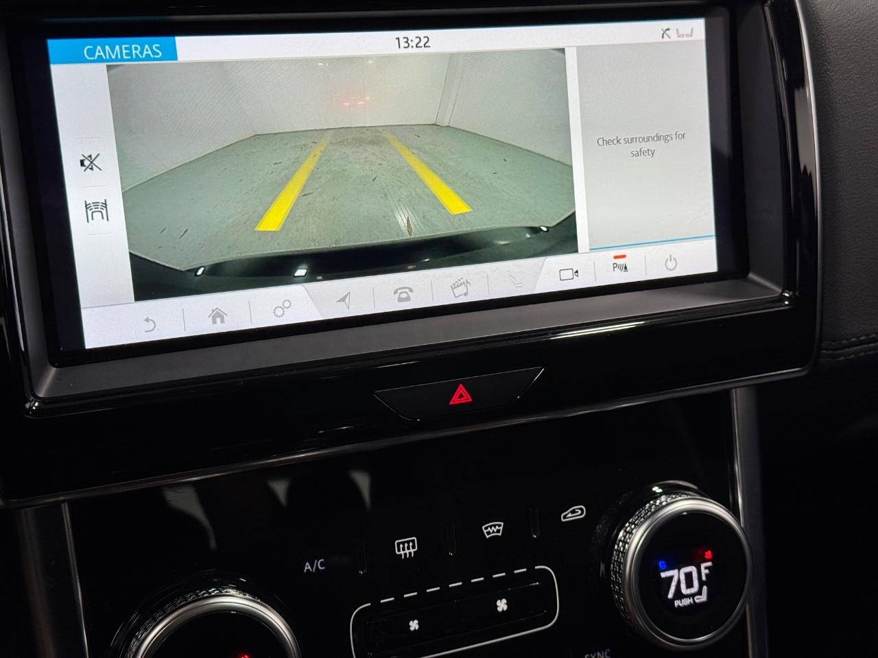 Jaguar XE Vehicle Full-screen Gallery Image 33