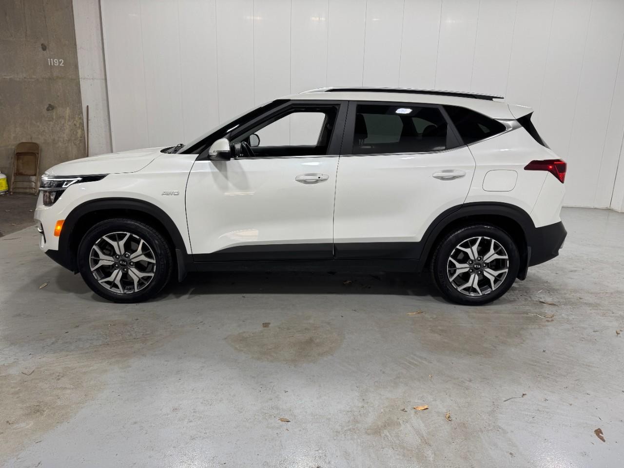 Kia Seltos Vehicle Full-screen Gallery Image 2