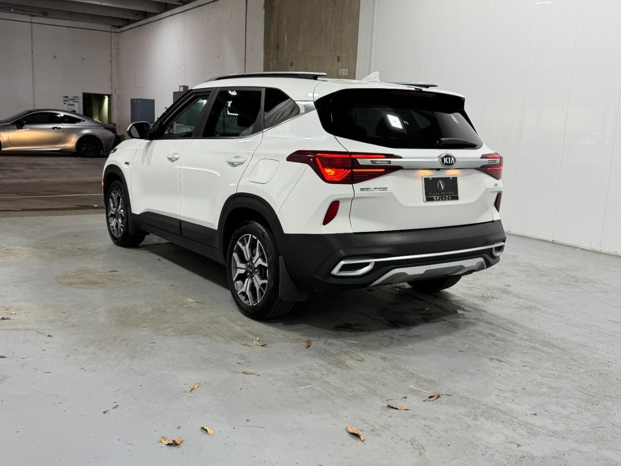 Kia Seltos Vehicle Full-screen Gallery Image 3