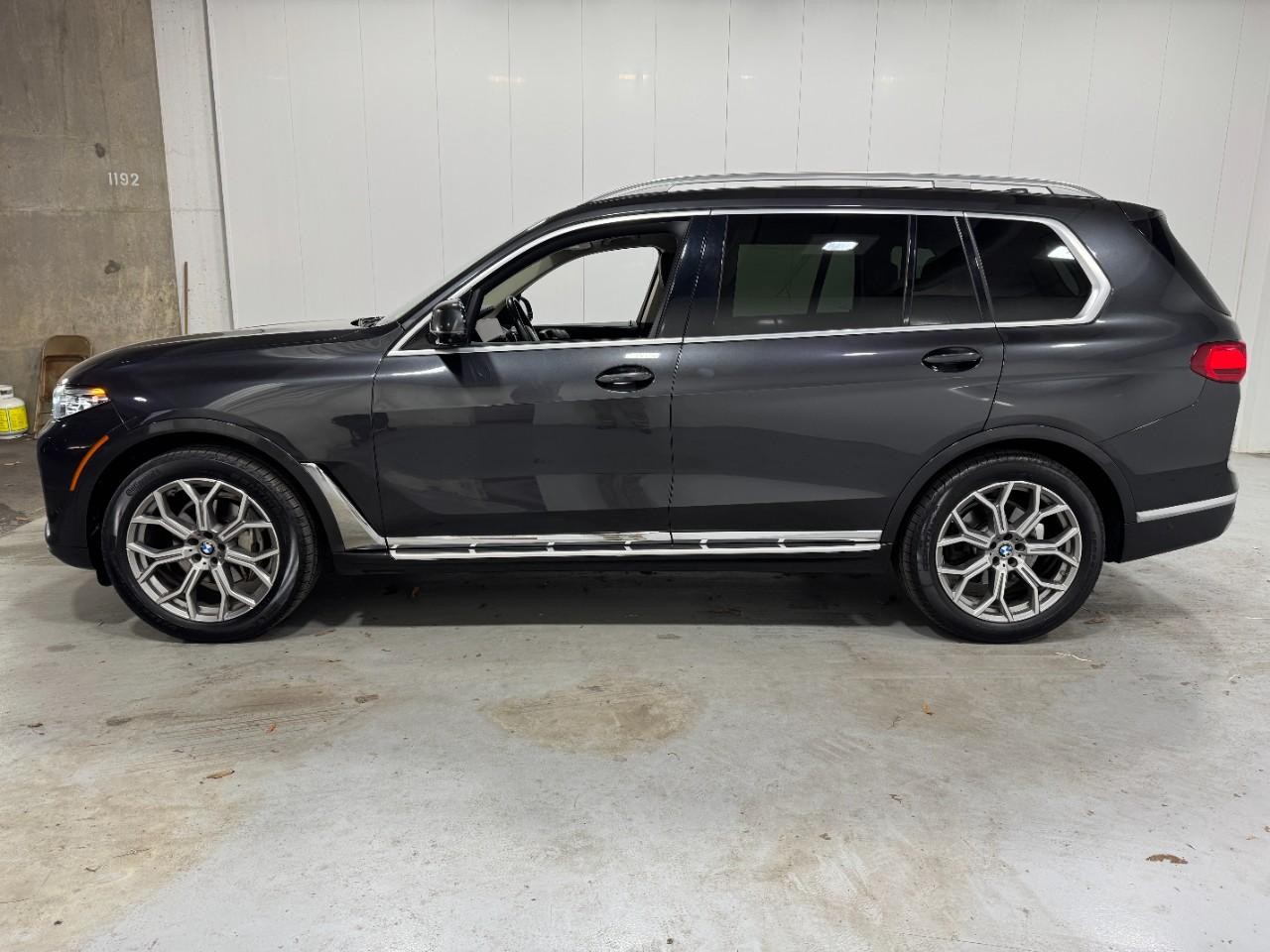 BMW X7 Vehicle Full-screen Gallery Image 2