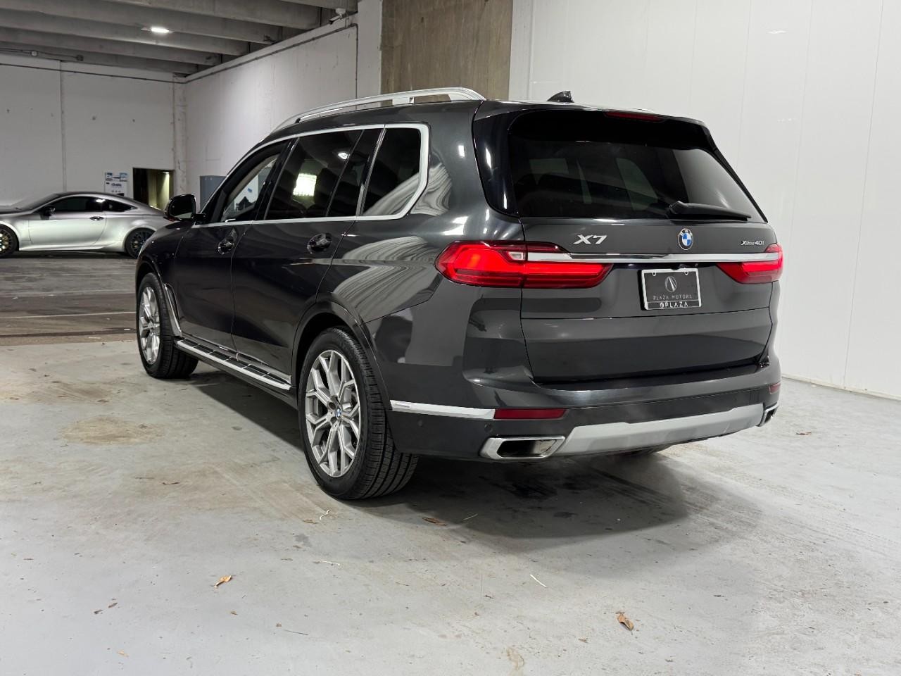 BMW X7 Vehicle Full-screen Gallery Image 3