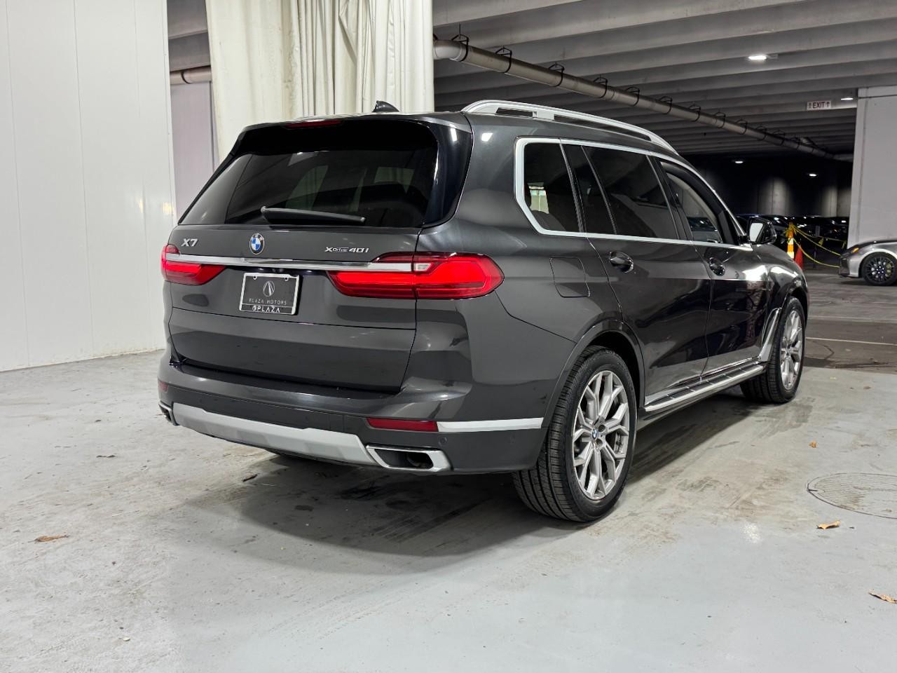 BMW X7 Vehicle Full-screen Gallery Image 4