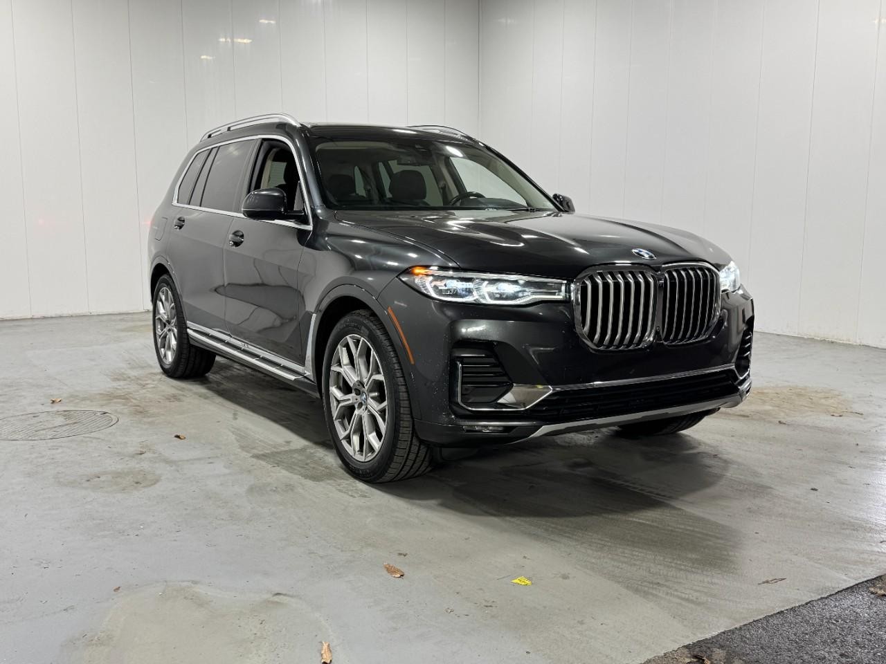 BMW X7 Vehicle Full-screen Gallery Image 6