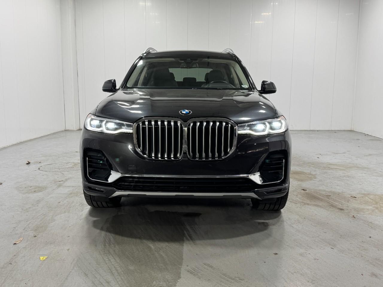 BMW X7 Vehicle Full-screen Gallery Image 7