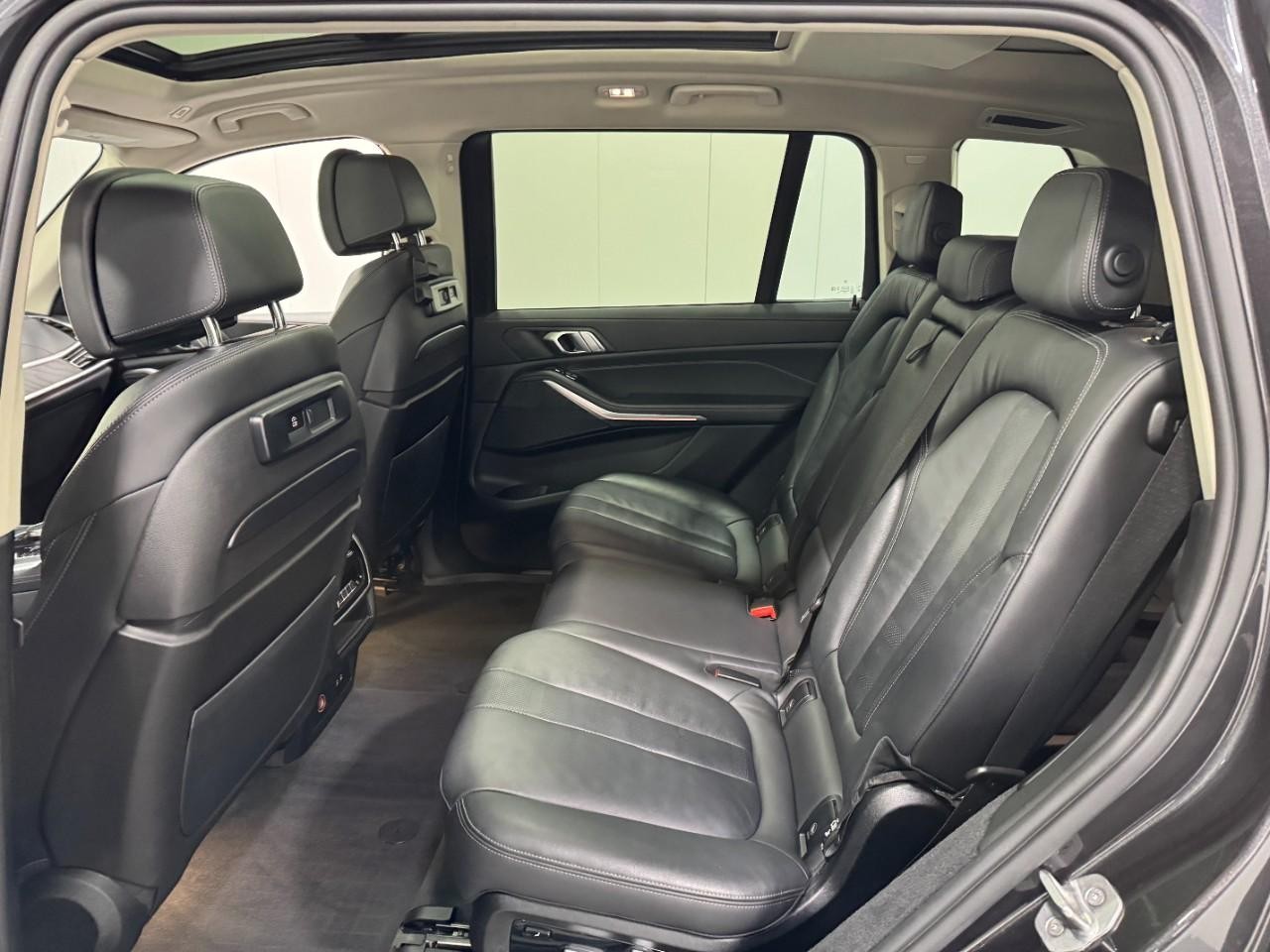 BMW X7 Vehicle Full-screen Gallery Image 8