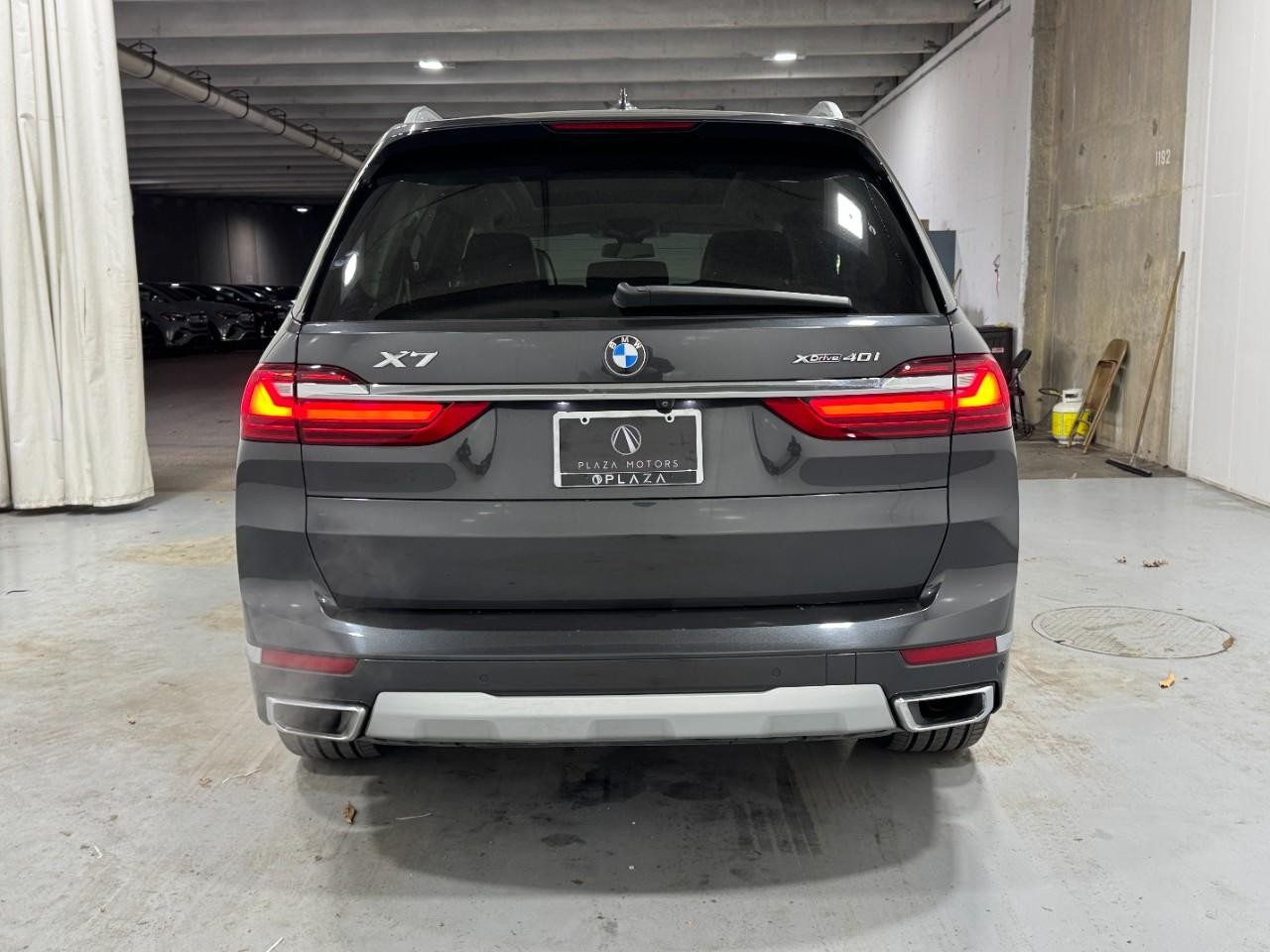 BMW X7 Vehicle Full-screen Gallery Image 9